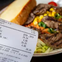 Die Mehrwertsteuer in der Gastronomie beträgt nicht mehr 19 Prozent, sondern nur noch 7, doch der Restaurantbesuch ist nicht günstiger geworden. (Archivbild) - Foto: Sina Schuldt/dpa