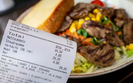 Die Mehrwertsteuer in der Gastronomie beträgt nicht mehr 19 Prozent, sondern nur noch 7, doch der Restaurantbesuch ist nicht günstiger geworden. (Archivbild) - Foto: Sina Schuldt/dpa