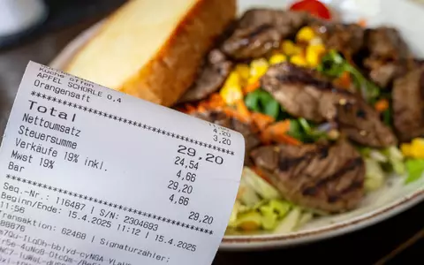 Die Mehrwertsteuer in der Gastronomie beträgt nicht mehr 19 Prozent, sondern nur noch 7, doch der Restaurantbesuch ist nicht günstiger geworden. (Archivbild) - Foto: Sina Schuldt/dpa