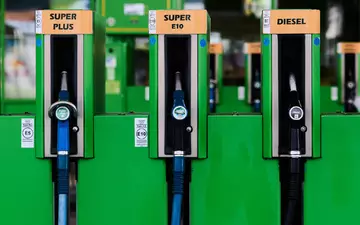 Benzin ist bereits seit einiger Zeit auf Rekordniveau, jetzt hat auch Diesel seinen alten Rekord aus dem April übertroffen. - Foto: Robert Michael/dpa