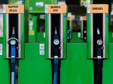 Benzin ist bereits seit einiger Zeit auf Rekordniveau, jetzt hat auch Diesel seinen alten Rekord aus dem April übertroffen. - Foto: Robert Michael/dpa