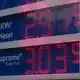 Vereinzelt sprangen Preise bereits über die Marke von 3 Euro je Liter. - Bild: Sven Kaeuler/dpa
