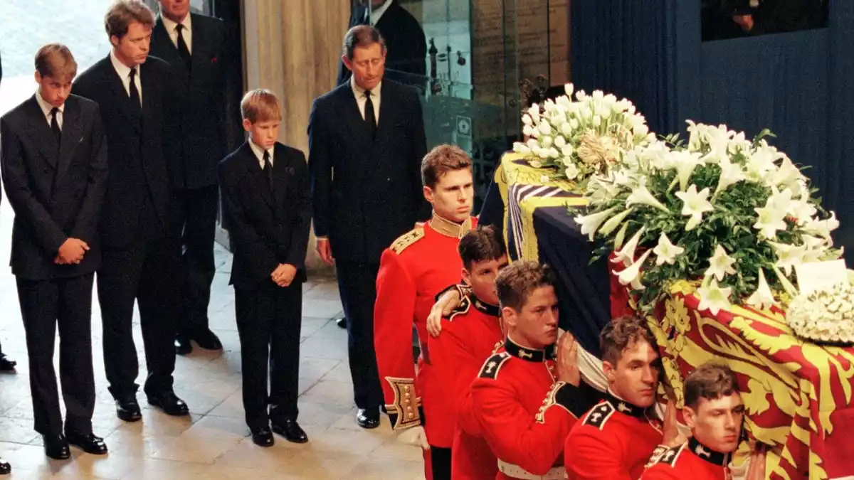 Dianas Beerdigung mit den Prinzen William (l.) und Harry (4.v.l.). (Archivbild) - Bild: --/epa/dpa