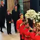 Dianas Beerdigung mit den Prinzen William (l.) und Harry (4.v.l.). (Archivbild) - Bild: --/epa/dpa
