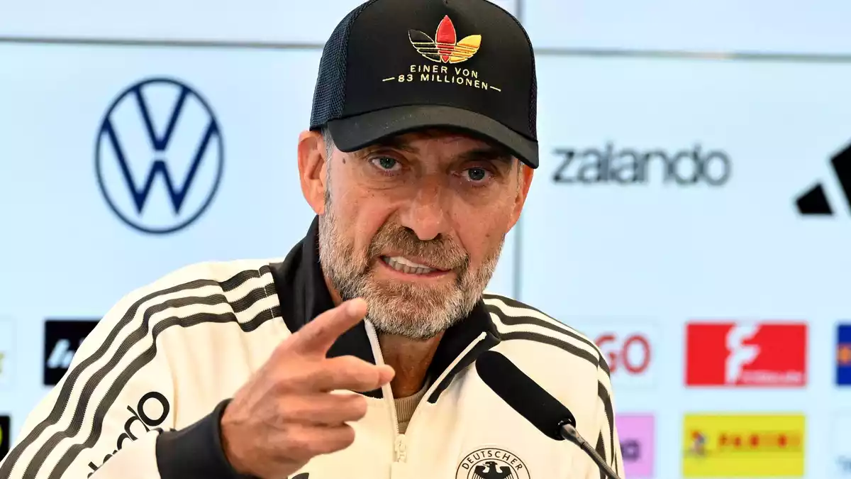 Jürgen Klopp erläutert seine Pläne auf der Torwart-Position. - Bild: Boris Roessler/dpa