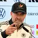 Jürgen Klopp erläutert seine Pläne auf der Torwart-Position. - Bild: Boris Roessler/dpa