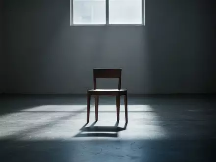 Ein einsamer Stuhl in einem minimalistischen, lichtdurchfluteten Raum, der eine Atmosphäre der Selbstreflexion vermittelt. - Foto: über boerse-global.de