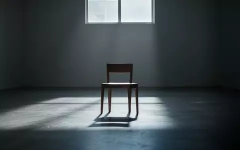 Ein einsamer Stuhl in einem minimalistischen, lichtdurchfluteten Raum, der eine Atmosphäre der Selbstreflexion vermittelt. - Foto: über boerse-global.de