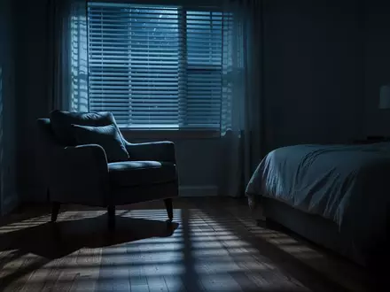 Ein ruhig beleuchtetes Schlafzimmer in der Nacht mit sanftem Mondlicht, das durch die Jalousien auf den Boden fĂ€llt. - Foto: ĂŒber boerse-global.de