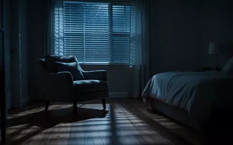 Ein ruhig beleuchtetes Schlafzimmer in der Nacht mit sanftem Mondlicht, das durch die Jalousien auf den Boden fällt. - Foto: über boerse-global.de