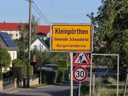 In Kleinpörthen im Süden Sachsen-Anhalts sind ein 38-jähriger Vater und sein fünfjähriger Sohn bei einem Hausbrand ums Leben gekommen.  - Foto: Bodo Schackow/dpa