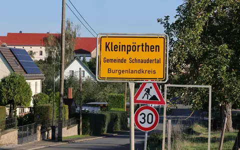 In Kleinpörthen im Süden Sachsen-Anhalts sind ein 38-jähriger Vater und sein fünfjähriger Sohn bei einem Hausbrand ums Leben gekommen.  - Foto: Bodo Schackow/dpa