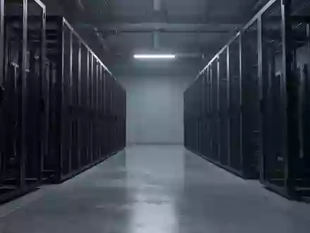 Ein minimalistischer, dunkel beleuchteter Serverraum mit leeren Stahlschränken in einer industriellen Umgebung. - Foto: über boerse-global.de