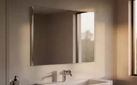 Ein minimalistisch gestaltetes Badezimmer mit einer schlichten, rahmenlosen Spiegelfläche in hellem, natürlichem Licht. - Foto: über boerse-global.de