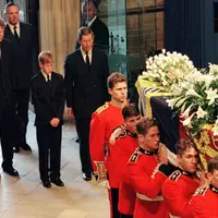 Dianas Beerdigung mit den Prinzen William (l.) und Harry (4.v.l.). (Archivbild) - Foto: --/epa/dpa