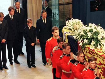 Dianas Beerdigung mit den Prinzen William (l.) und Harry (4.v.l.). (Archivbild) - Foto: --/epa/dpa