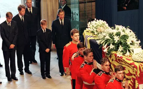 Dianas Beerdigung mit den Prinzen William (l.) und Harry (4.v.l.). (Archivbild) - Foto: --/epa/dpa