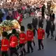 Die Welt schaute zu, wie die beiden Prinzen hinter dem Sarg hergingen. (Archivbild) - Bild: picture alliance / Martin Athenstädt/dpa