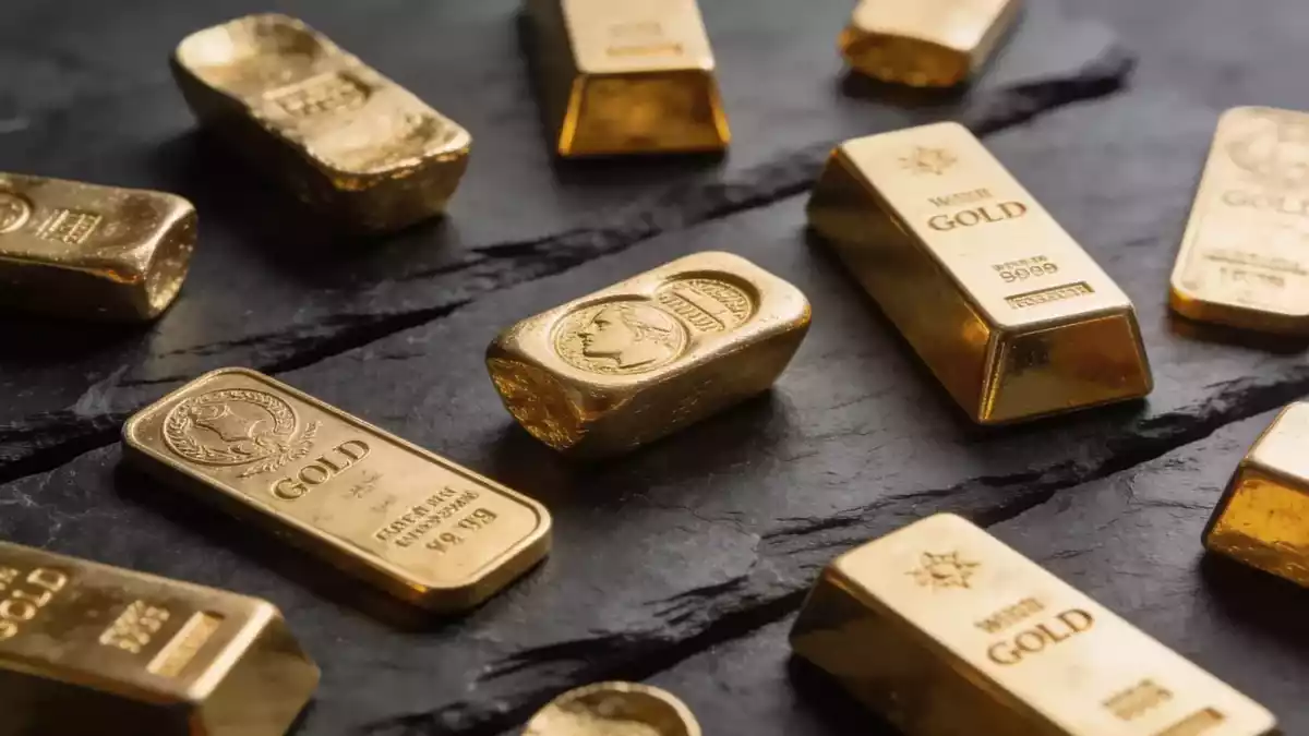 Gold at $4,313 as Central Bank Buying Clashes With Fed Hikes
