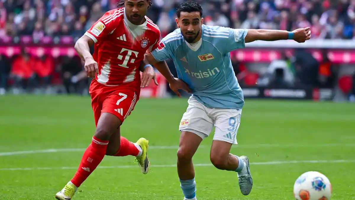 Serge Gnabry (l) könnte sein Comeback geben. (Archivbild) - Bild: Sven Hoppe/dpa