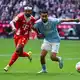 Serge Gnabry (l) könnte sein Comeback geben. (Archivbild) - Bild: Sven Hoppe/dpa