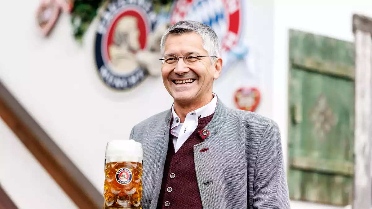 Präsident Hainer ist davon überzeugt, dass der FC Bayern am Ende wieder an der Spitze steht. (Archivbild) - Bild: Matthias Balk/dpa