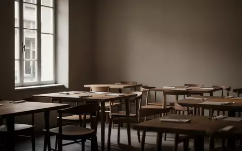 Ein leerer, minimalistisch gestalteter Gastraum eines Restaurants mit Holztischen und Stühlen in natürlichem Licht. - Foto: über boerse-global.de