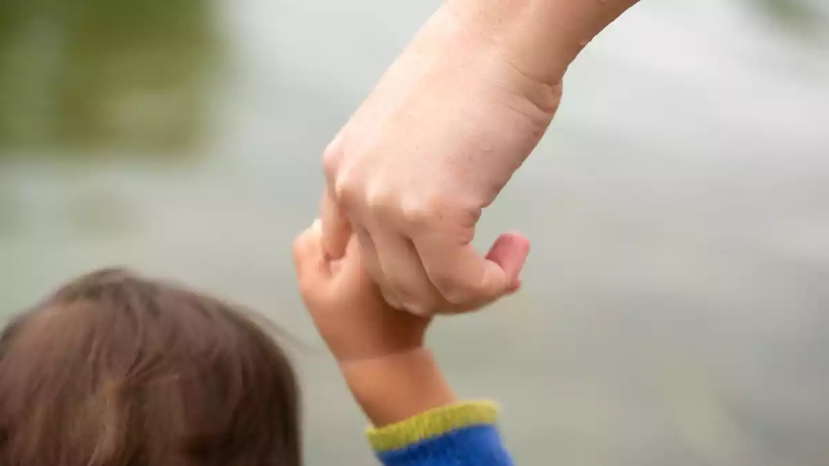 Vater, Mutter, Kind(er): Der Rückgang bei den Familien ist gestoppt. (Symbolbild) - Bild: Fernando Gutierrez-Juarez/dpa