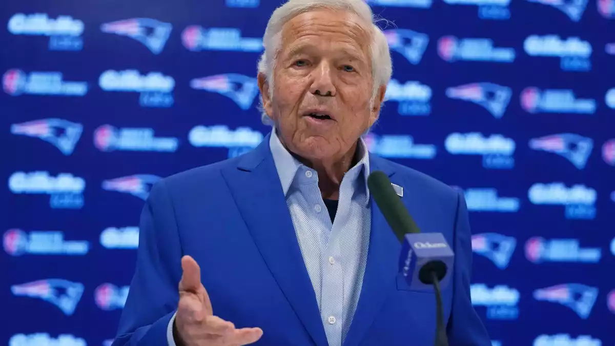 Auch Multimilliardär Robert Kraft, der ein von Ed Sheeran bespielte Stadion besitzt, will nach eigener Aussage spenden. (Archivbild) - Bild: Charles Krupa/AP/dpa