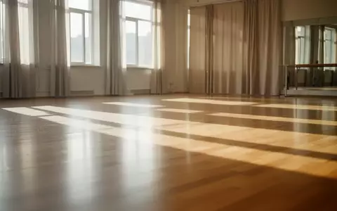 Ein heller, leerer Tanzsaal mit poliertem Holzboden und einfallendem Tageslicht. - Foto: ĂŒber boerse-global.de