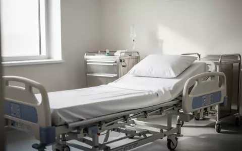 Ein steriles, helles Behandlungszimmer in einer Klinik mit einem leeren Krankenhausbett und medizinischem Mobiliar. - Foto: über boerse-global.de