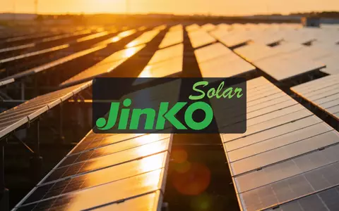 Moderne Solarpark-Anlage bei Sonnenuntergang als Symbol für Erneuerbare Energien und Photovoltaik-Technologie - Foto: über boerse-global.de