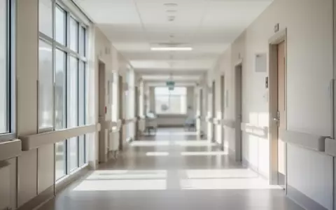 Ein heller, moderner Krankenhausflur mit neutraler Architektur und natürlichem Lichteinfall. - Foto: über boerse-global.de