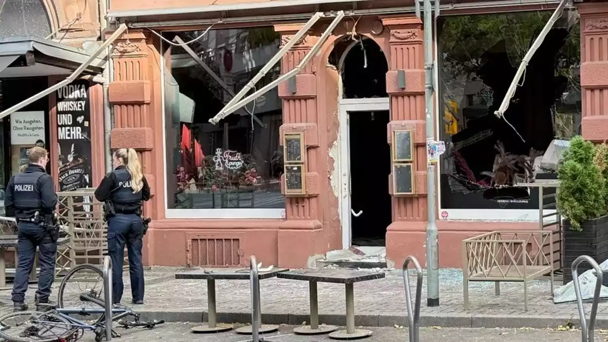 Großen Schaden richtete die Explosion an der Zeil in Frankfurt an. - Bild: Mike Seeboth/dpa