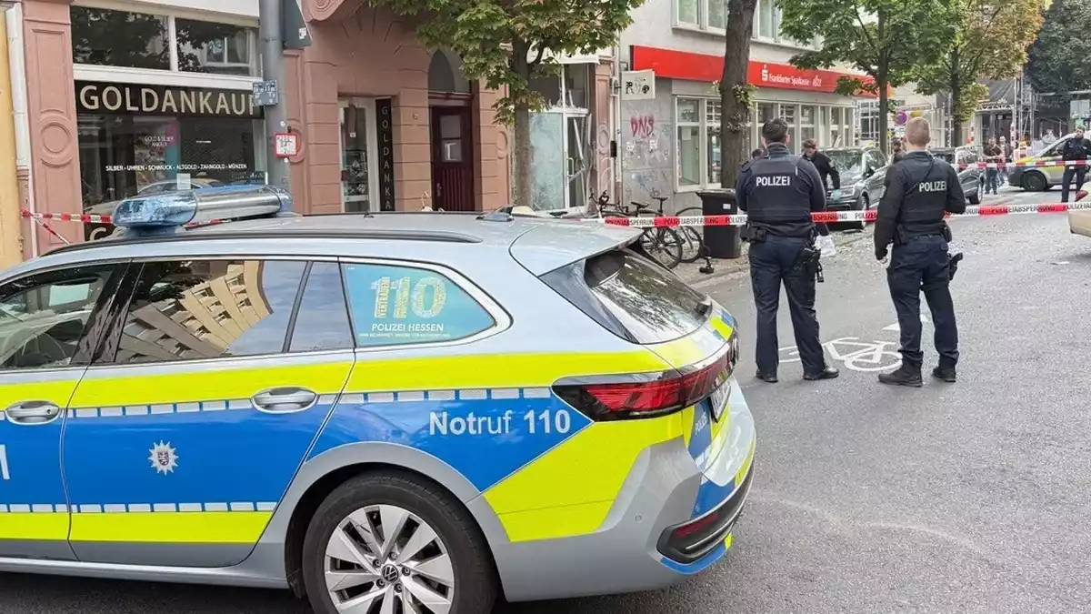 Die Polizei sperrte den Umkreis rund um den Tatort zunächst ab. - Bild: Mike Seeboth/dpa