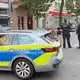 Die Polizei sperrte den Umkreis rund um den Tatort zunächst ab. - Bild: Mike Seeboth/dpa