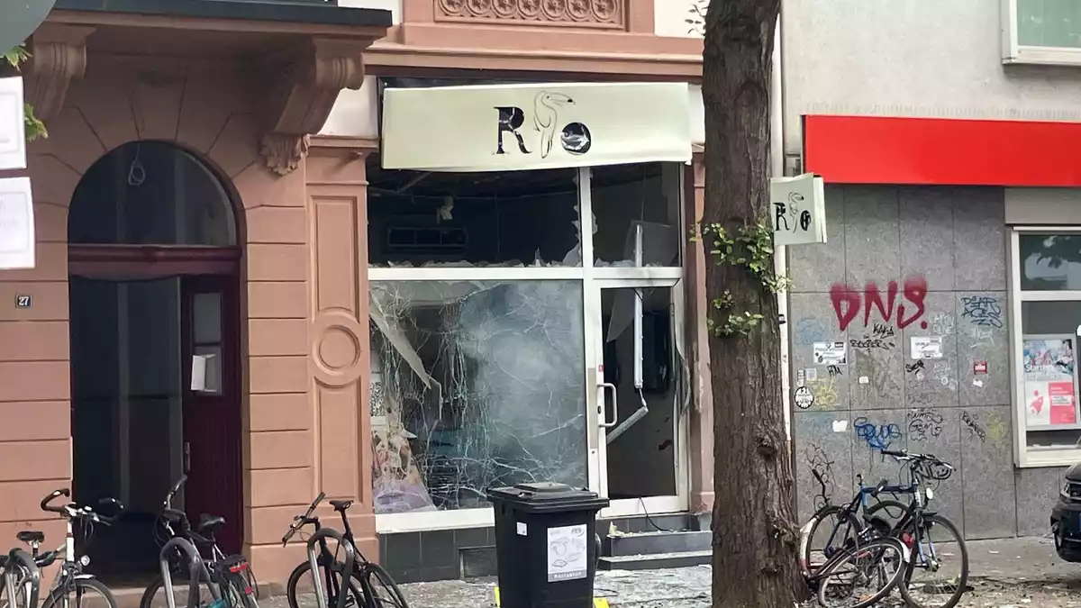 Das Café an der Berger Straße in Frankfurt wurde stark beschädigt - ebenso wie eine gegenüberliegende Suppenbar.  - Bild: Sandra Trauner/dpa