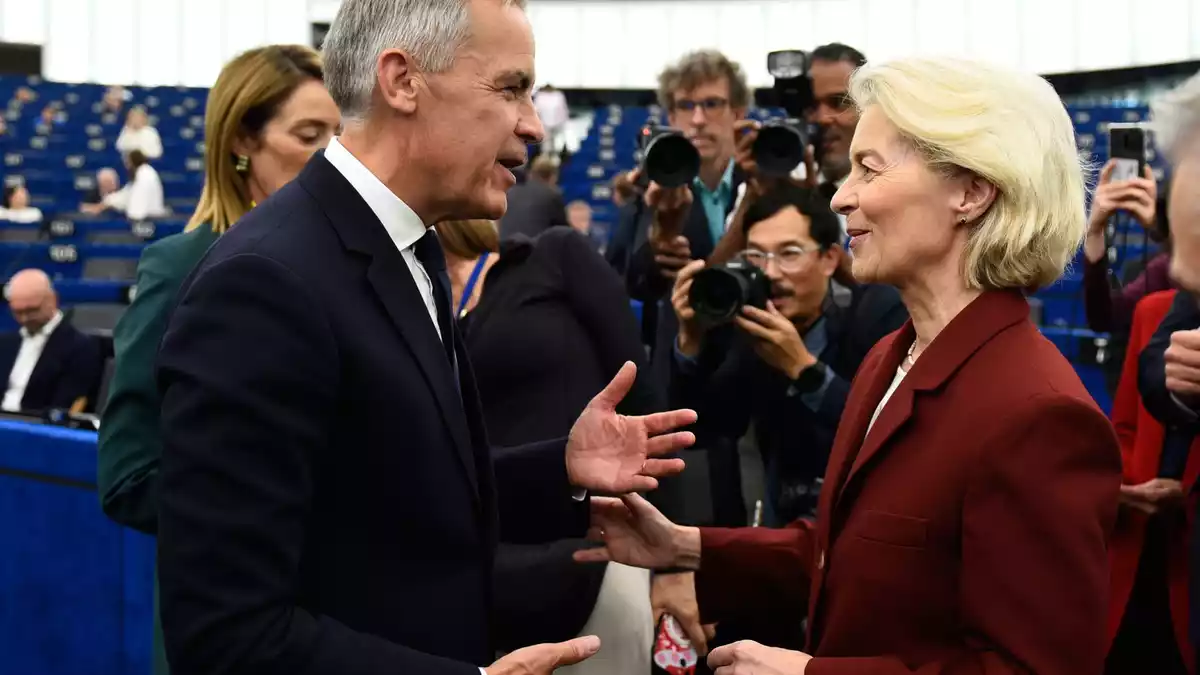 Von ihr ging die Initiative aus: EU-Kommissionspräsidentin Ursula von der Leyen (r) hatte am Mittwoch in ihrer diesjährigen Rede zur Lage der Union dafür geworben, Kanada zum ersten «assoziierten Mitglied» der Europäischen Union zu machen. - Bild: Pascal Bastien/AP/dpa