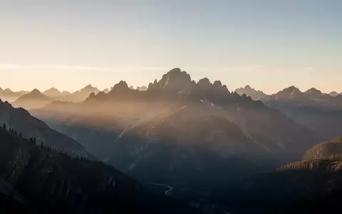 Eine weite, ruhige Berglandschaft im goldenen Morgenlicht, die Beständigkeit und Weitblick symbolisiert. - Foto: über boerse-global.de