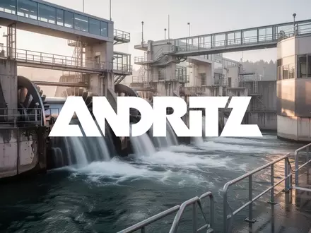 Modernes Wasserkraftwerk mit fließendem Wasser und industrieller Anlagentechnik in einer atmosphärischen Landschaft. - Foto: über boerse-global.de