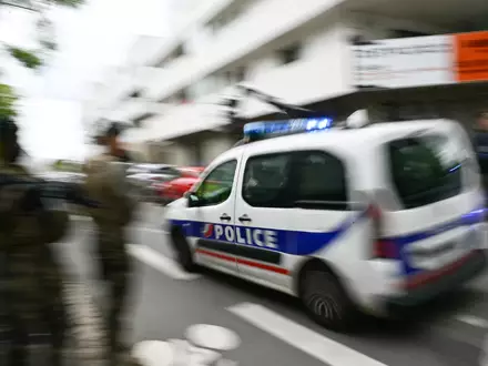 Die Fahrt des Neunjährigen mit einem Geländewagen durch Marseille hätte ein schlimmes Ende nehmen können, meint die Polizei. (Symbolbild) - Foto: Loic Venance/AFP/dpa