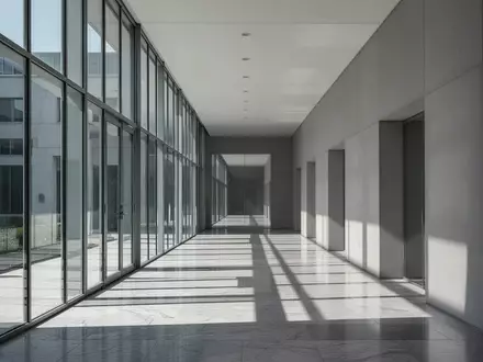 Ein moderner, heller Flur in einem Verwaltungsgebäude mit klaren architektonischen Linien und natürlichem Lichteinfall. - Foto: über boerse-global.de