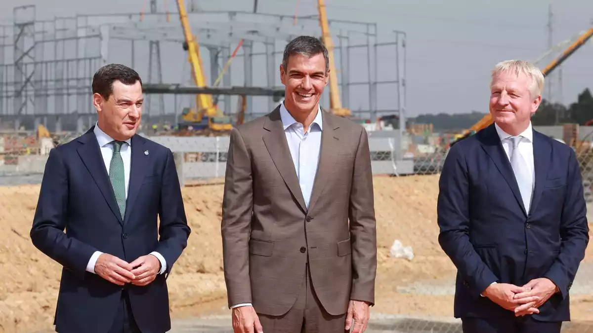 Spaniens Regierungschef Pedro Sánchez (M), Andalusiens Regionalregierungschef Juanma Moreno (l) und der Chef des Energieunternehmens Moeve, der Niederländer Maarten Wetselaar, haben symbolisch den Grundstein für die derzeit größte Anlage Südeuropas zur Produktion grünen Wasserstoffs aus erneuerbaren Energiequellen in der Region Huelva gelegt. - Bild: Rocío Ruz/EUROPA PRESS/dpa