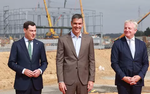Spaniens Regierungschef Pedro Sánchez (M), Andalusiens Regionalregierungschef Juanma Moreno (l) und der Chef des Energieunternehmens Moeve, der Niederländer Maarten Wetselaar, haben symbolisch den Grundstein für die derzeit größte Anlage Südeuropas zur Produktion grünen Wasserstoffs aus erneuerbaren Energiequellen in der Region Huelva gelegt. - Foto: Rocío Ruz/EUROPA PRESS/dpa