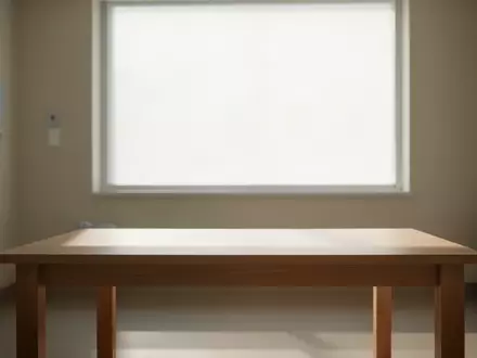 Ein heller, minimalistischer Behandlungsraum in einem Krankenhaus mit einem leeren Holztisch und natürlichem Lichteinfall. - Foto: über boerse-global.de