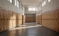 Ein leerer, modern gestalteter Schulflur mit schlichten Schließfächern in natürlichem Lichteinfall. - Foto: über boerse-global.de
