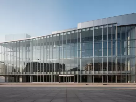 Moderne Glasfassade eines Verwaltungsgebäudes bei Tageslicht. - Foto: über boerse-global.de