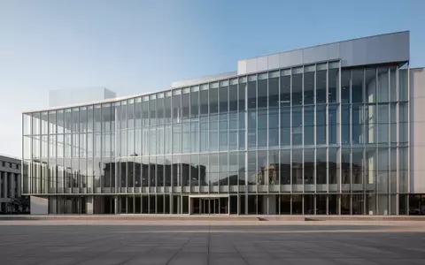 Moderne Glasfassade eines Verwaltungsgebäudes bei Tageslicht. - Foto: über boerse-global.de