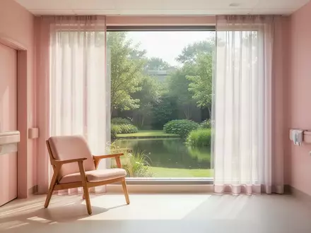 Ein heller, sonnendurchfluteter Raum in einer Gesundheitseinrichtung mit einem bequemen Stuhl an einem Fenster. - Foto: über boerse-global.de