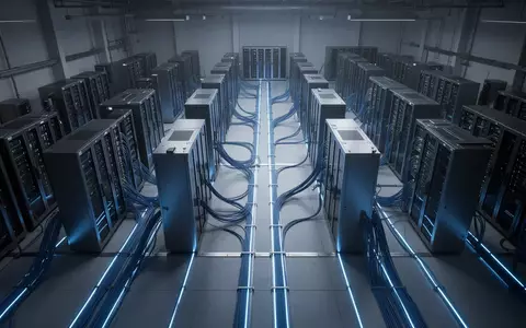 Ein moderner, minimalistischer Raum mit geordneten Glasfaserkabeln und Serverinfrastruktur für Telekommunikationsnetze. - Foto: über boerse-global.de